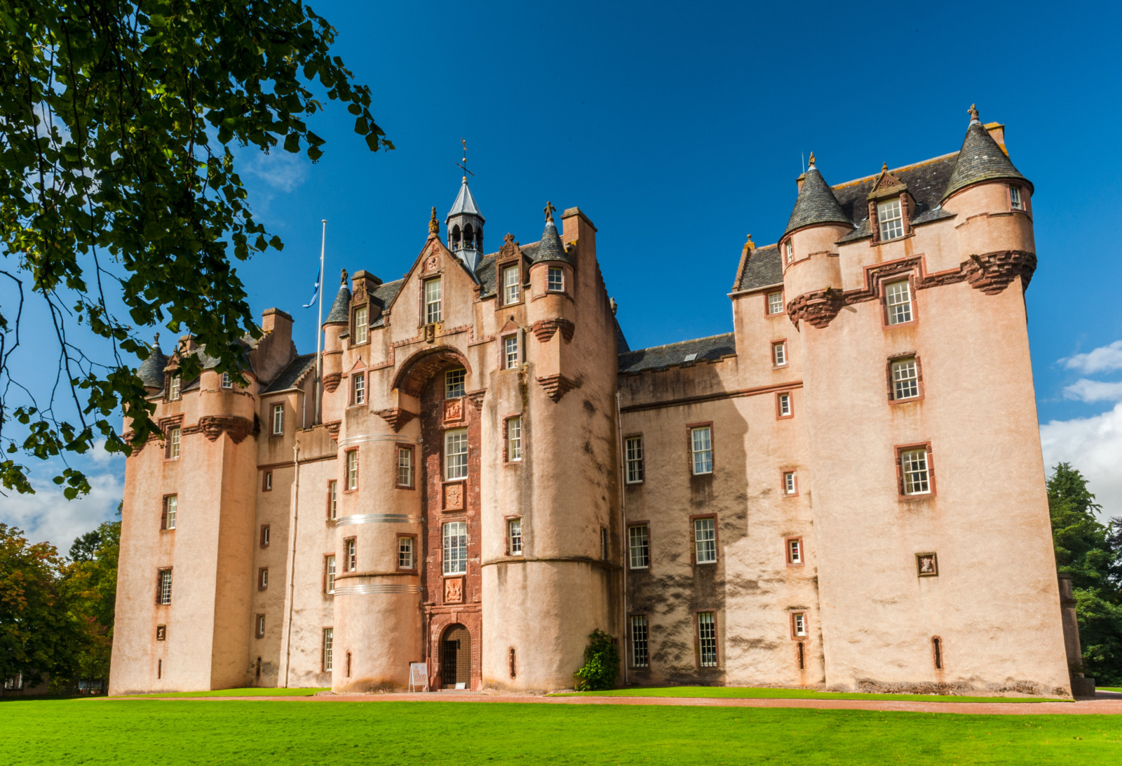 Me castle. Замок Файви. Fyvie Castle. Замок хёрстмонсо план.